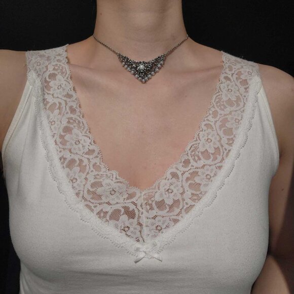 Vintage V-shaped white pearl chain mail necklace with a small silver chain - Picture 5 of 11